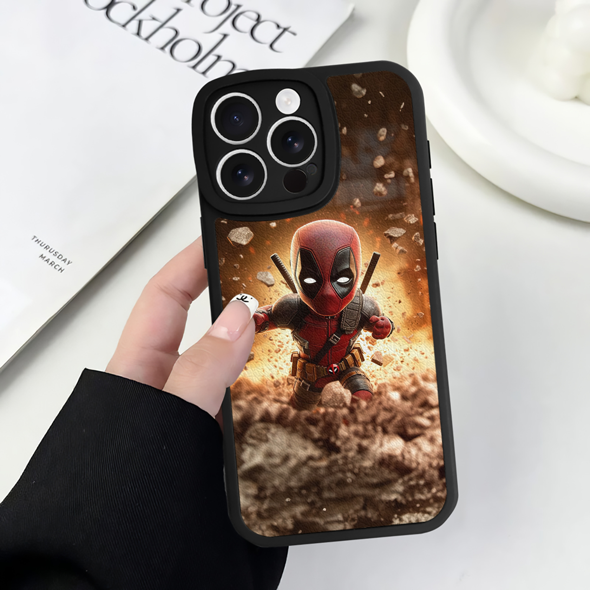 （画像用） Deadpool デッドプール 【iPhone 16シリーズ対応】シリコンスマホケース（レザー調） 材質：シリコン